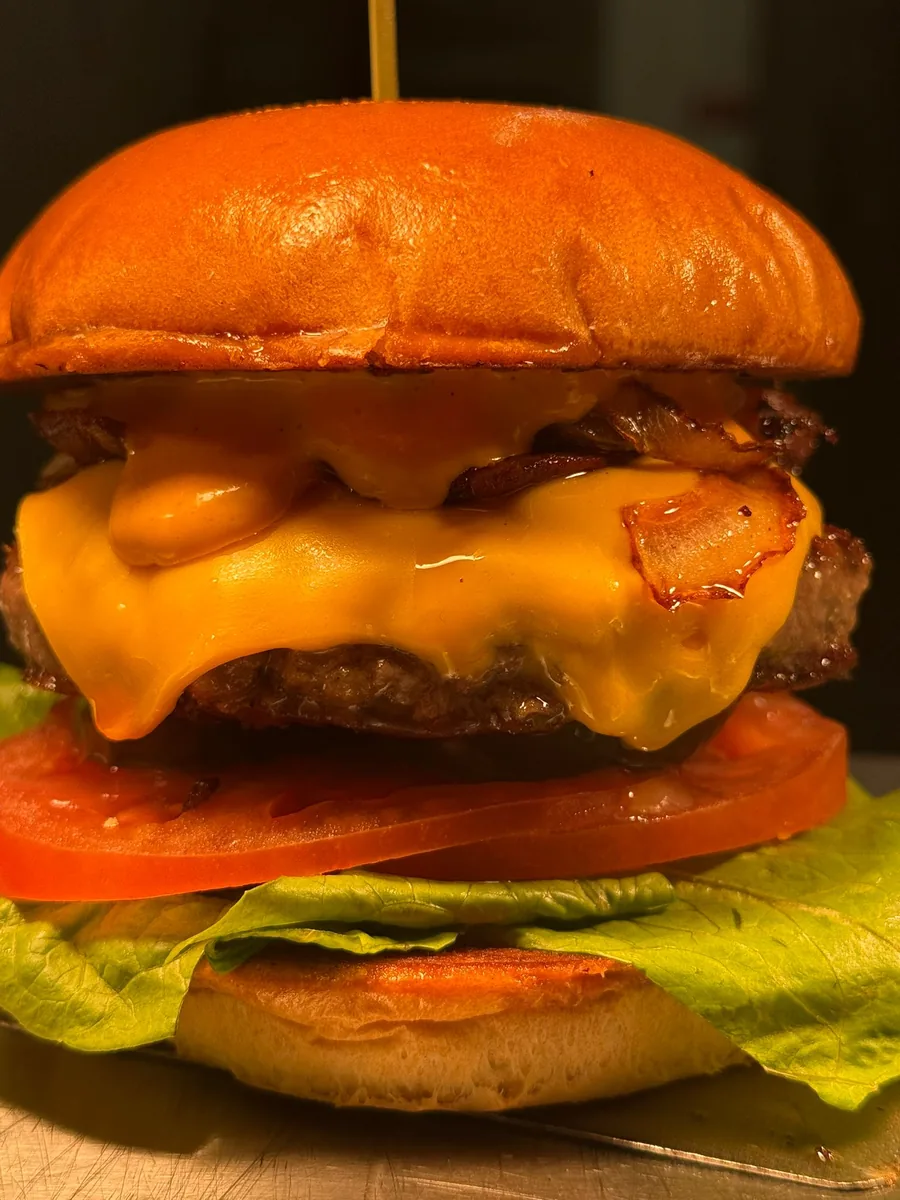 Cheeseburger with lettuce and tomato