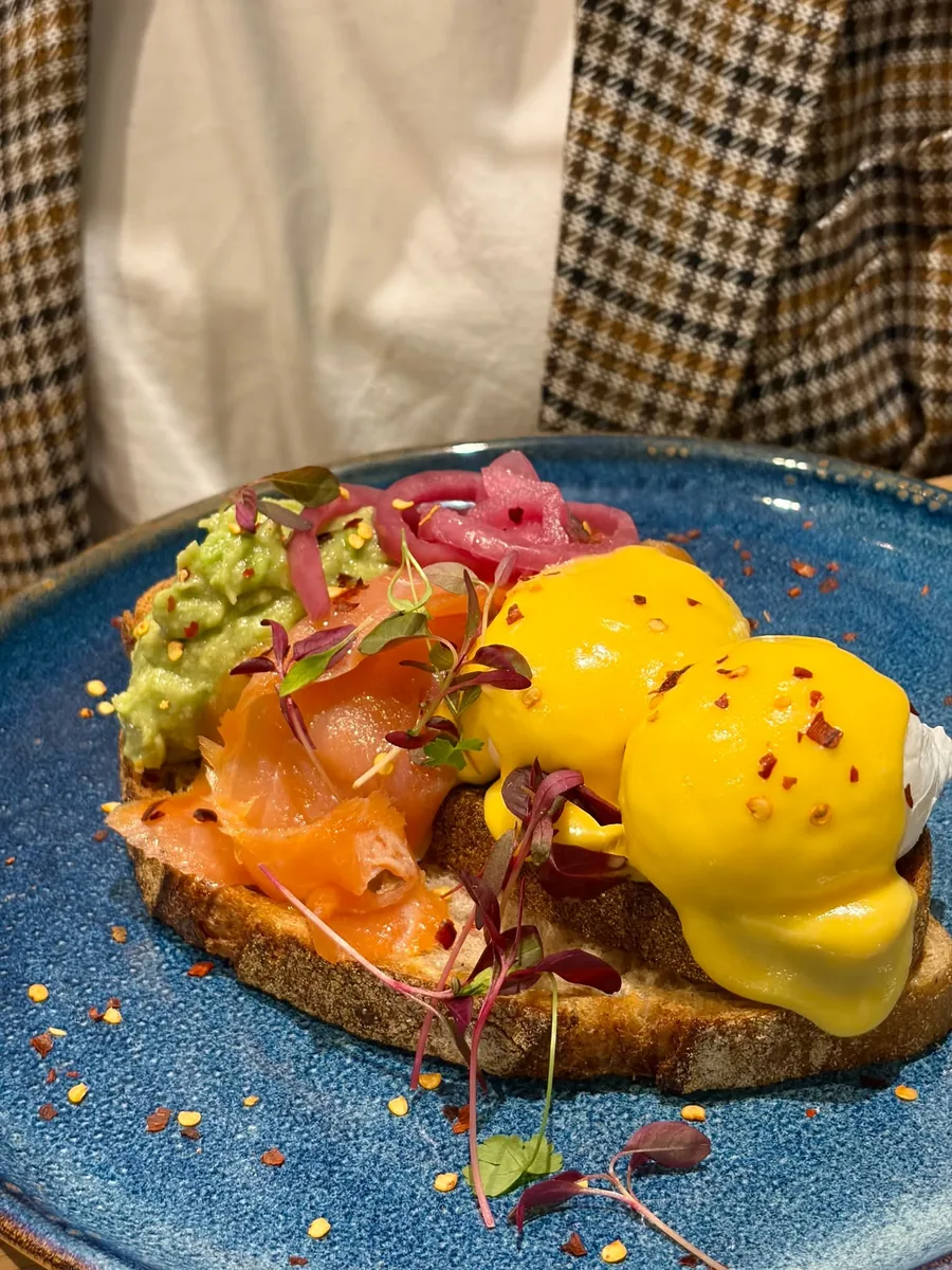 Eggs with hollandaise and smoked salmon