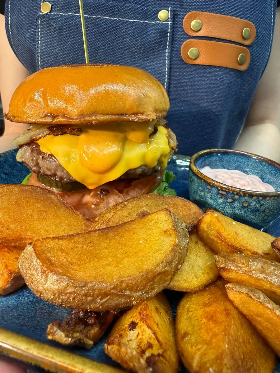 Double cheeseburger served with chips